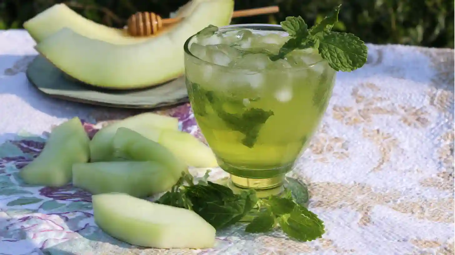 served-honeydew-mint-tea-glass iced honeydew mint tea served with garnish