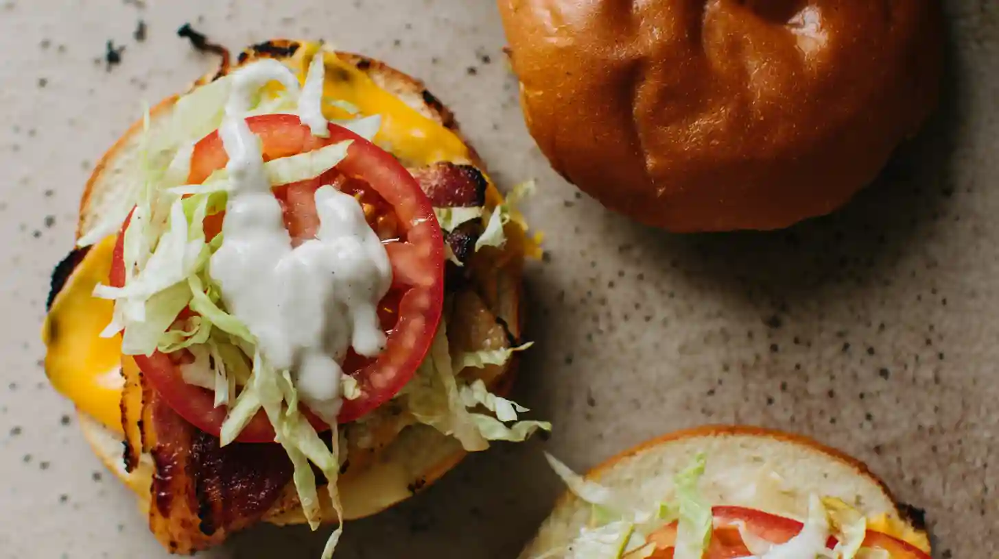 bbq-bacon-ranch-blt-sandwich-assembly Assembling BBQ Bacon Ranch BLT with turkey bacon, ranch dressing, tomato and lettuce – high-protein lunch sandwich