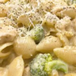 servid for Crockpot Chicken and Broccoli Mac and Cheese – creamy cheddar pasta with broccoli and chicken for healthy crockpot chicken recipes.best crockpot dinners for families