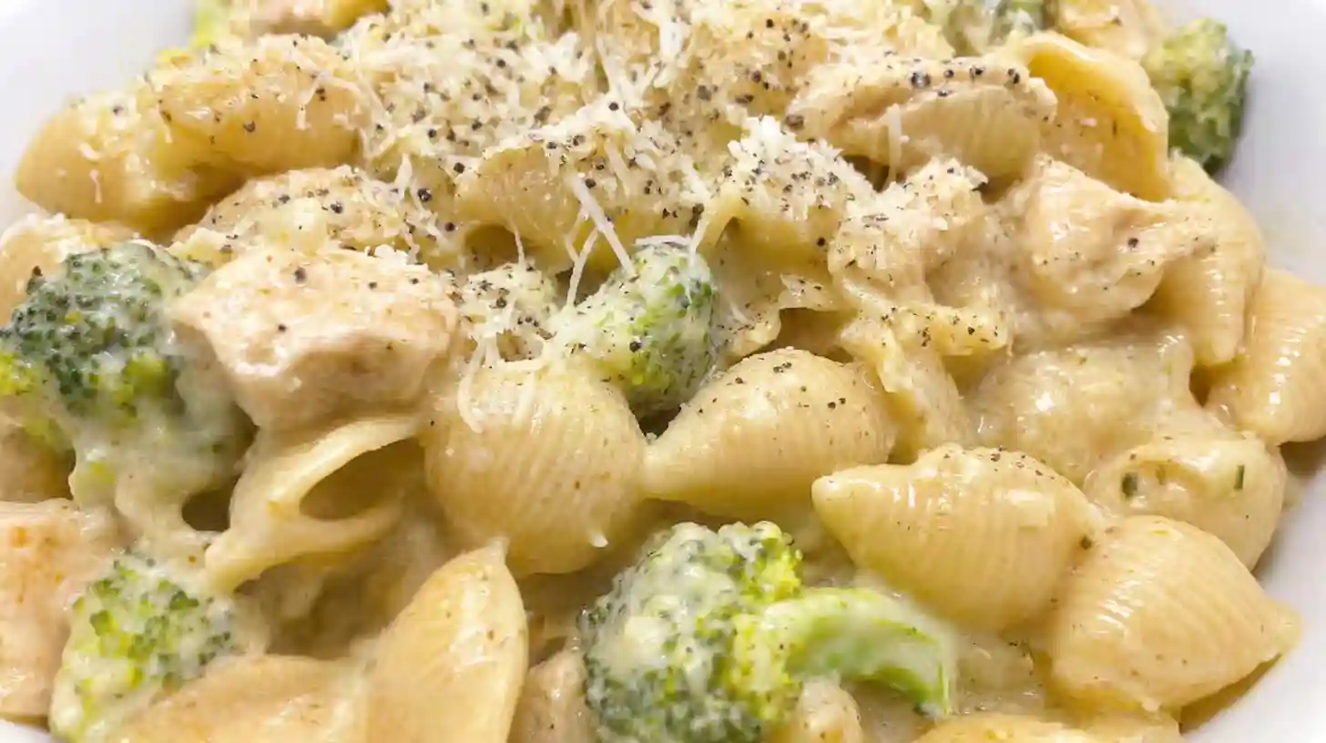 crockpot-chicken-and-broccoli-mac-and-cheese-serve servid for Crockpot Chicken and Broccoli Mac and Cheese – creamy cheddar pasta with broccoli and chicken for healthy crockpot chicken recipes.best crockpot dinners for families