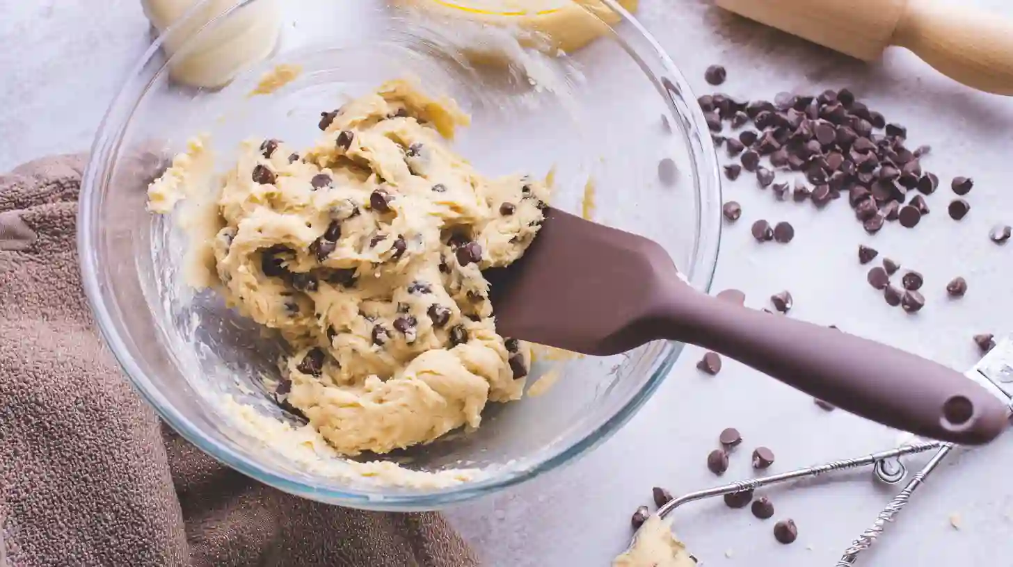 fold-in-chocolate-chips-cookie-dough Folding chocolate chips into cookie dough – perfect for healthy cookie dough recipe for kids and sugar-free chocolate chip cookie recipe inspiration