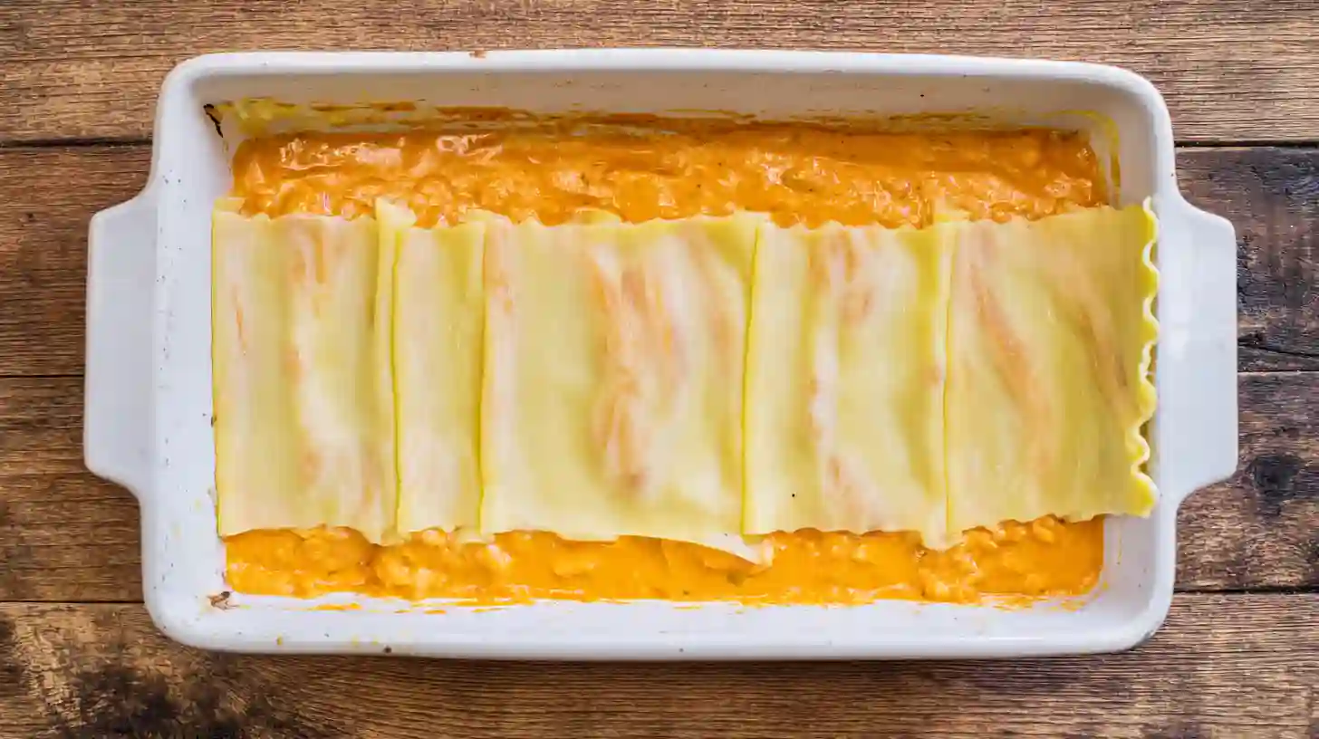 layering-buffalo-lasagna-step4 Layering buffalo chicken and noodles in baking dish