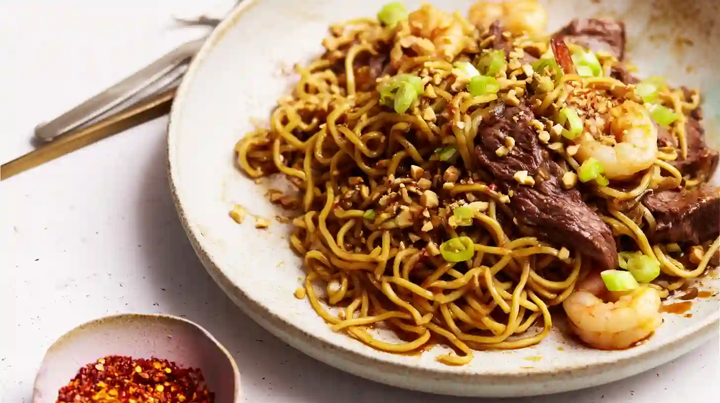 serving-steak-shrimp-stir-fried-noodles Serving steak and shrimp stir-fried noodles for quick high-protein meals and spicy dinner ideas