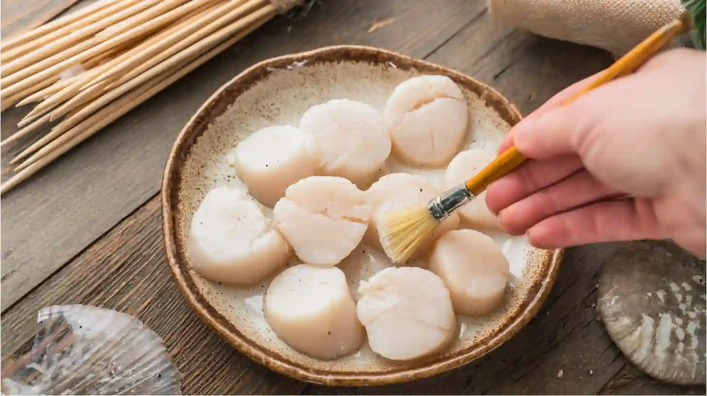 step2-prep-scallops-oil-salt-pepper Fresh scallops brushed with oil and seasoned with salt and pepper – quick and healthy dinner recipes with scallops