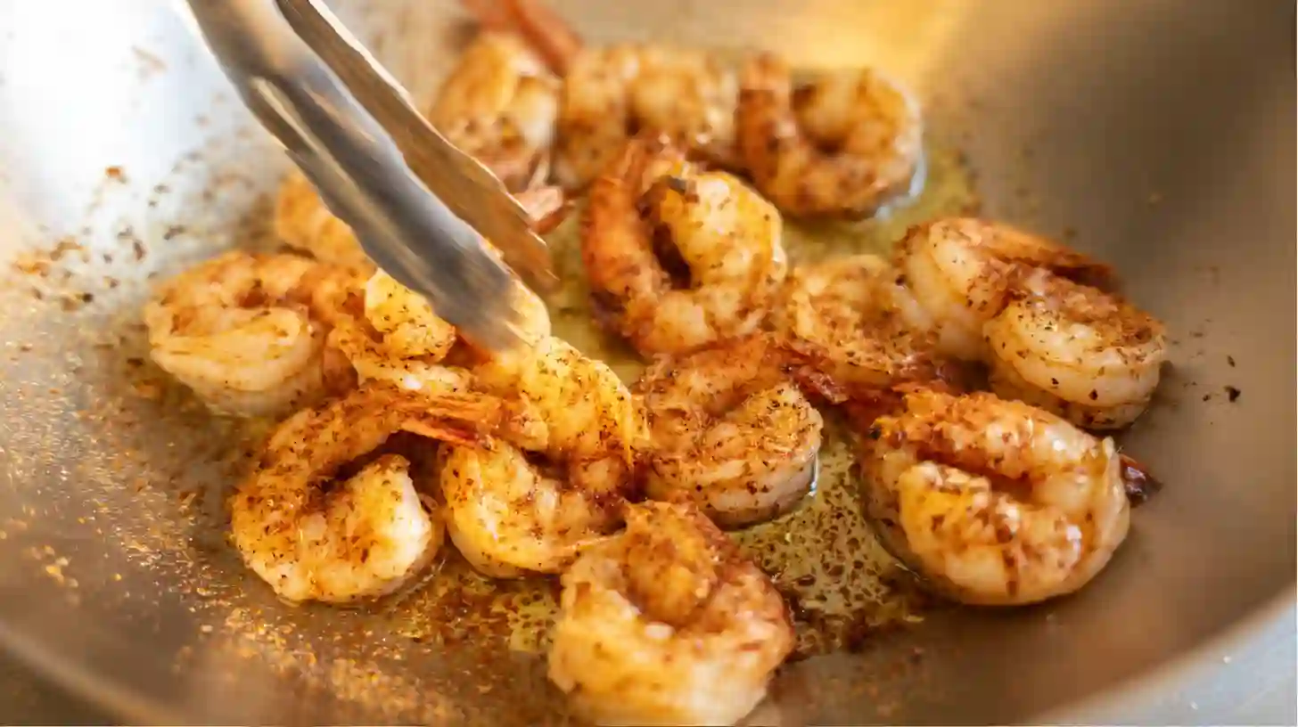 seared-spicy-shrimp-in-olive-oil Sizzling paprika and chili seared shrimp in olive oil for spicy shrimp noodle soup recipe